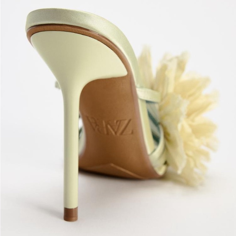 Zara‎ Healed Sandals With Maxi Flowers - Picture 5 of 17